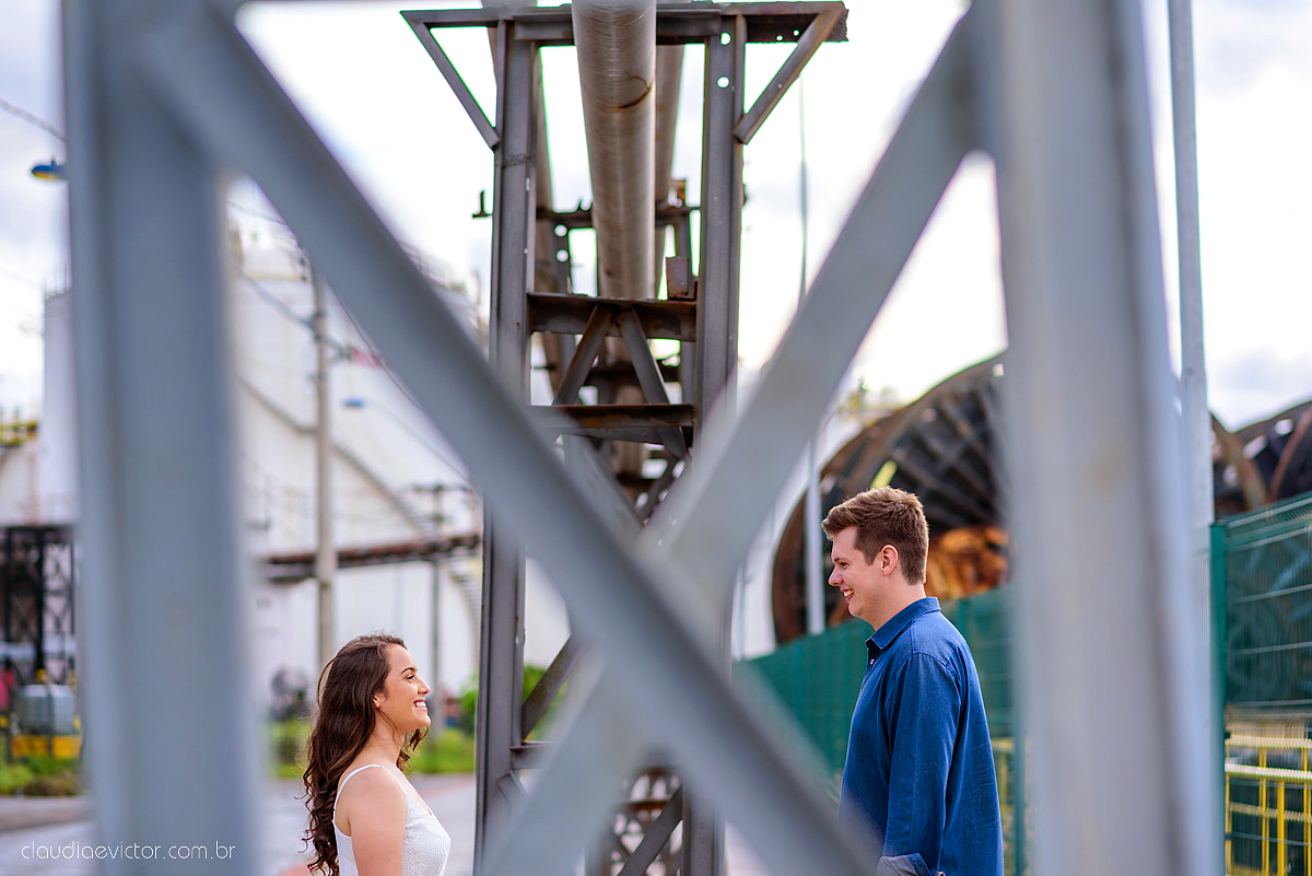 Lindo ensaio de casal urbano realizado na cidade alta centro de vitória por fotógrafos de casamento de vila velha fotógrafos de casamento de vitória fotógrafos de casamento de serra espírito santo ES com noivo e noiva
