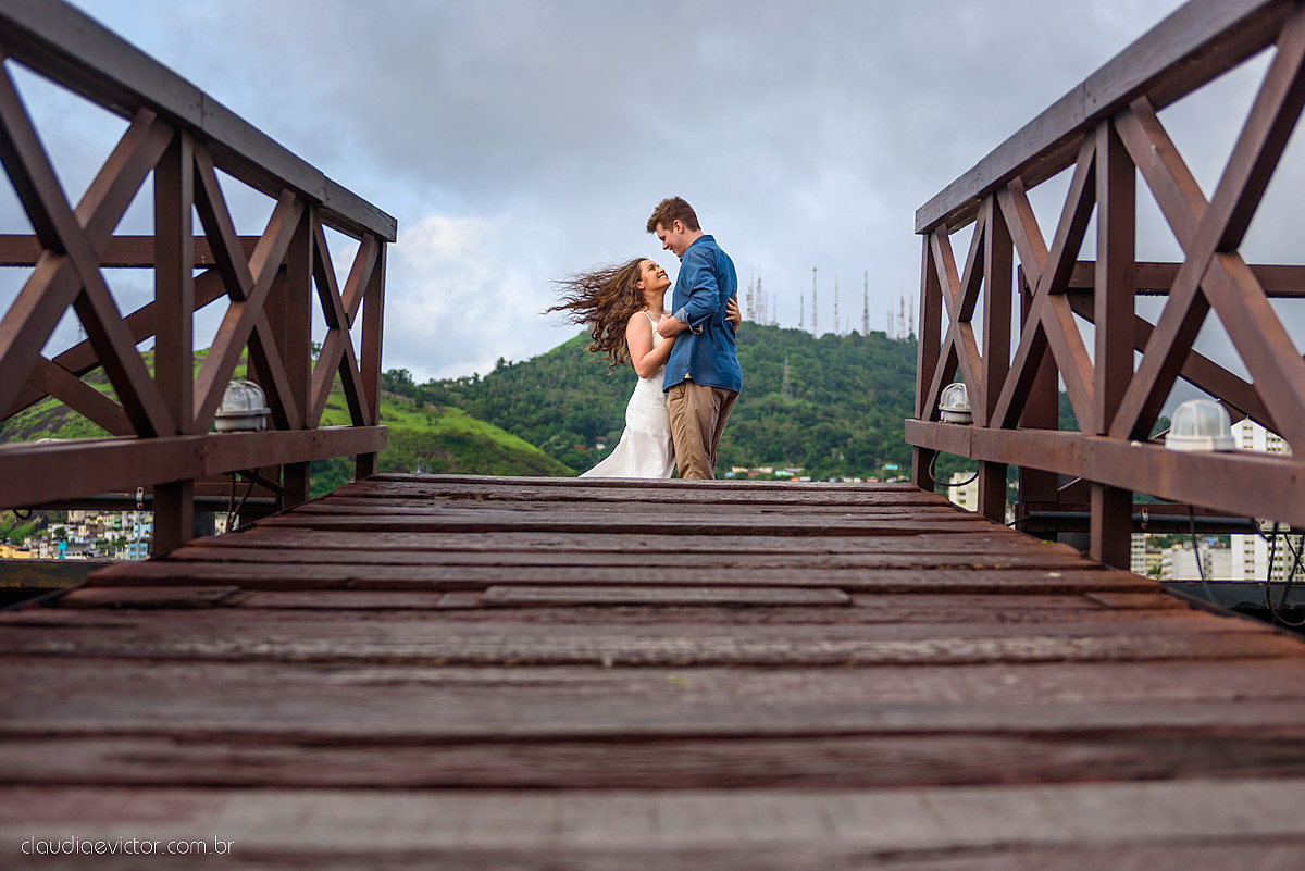 Lindo ensaio de casal urbano realizado na cidade alta centro de vitória por fotógrafos de casamento de vila velha fotógrafos de casamento de vitória fotógrafos de casamento de serra espírito santo ES com noivo e noiva