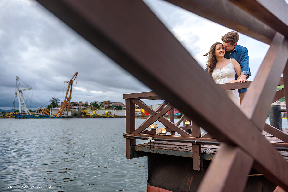 Lindo ensaio de casal urbano realizado na cidade alta centro de vitória por fotógrafos de casamento de vila velha fotógrafos de casamento de vitória fotógrafos de casamento de serra espírito santo ES com noivo e noiva