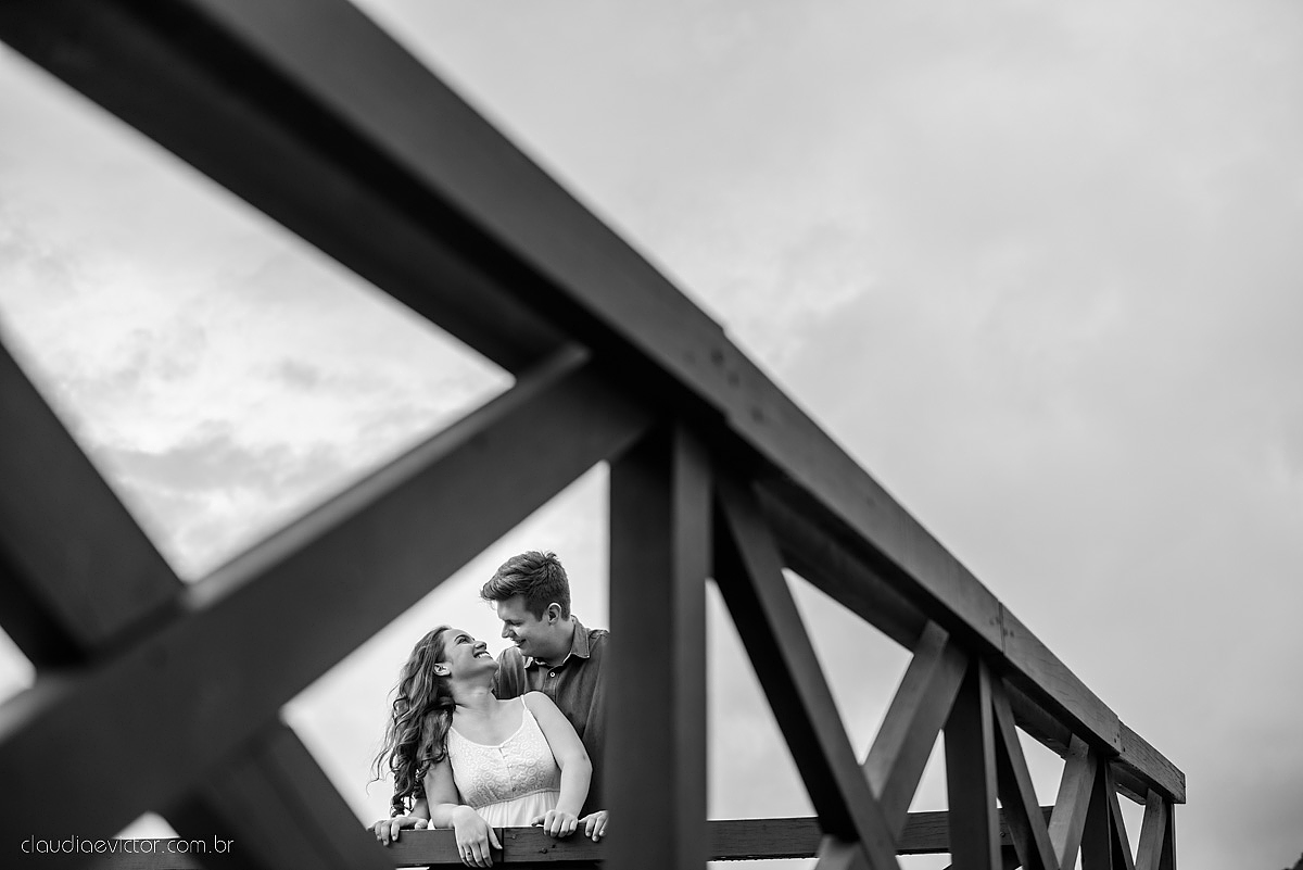 Lindo ensaio de casal urbano realizado na cidade alta centro de vitória por fotógrafos de casamento de vila velha fotógrafos de casamento de vitória fotógrafos de casamento de serra espírito santo ES com noivo e noiva