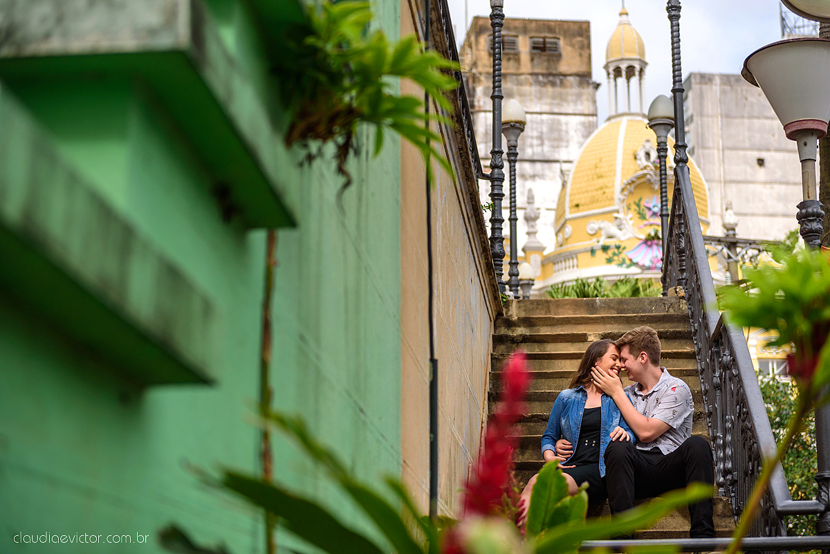 Lindo ensaio de casal urbano realizado na cidade alta centro de vitória por fotógrafos de casamento de vila velha fotógrafos de casamento de vitória fotógrafos de casamento de serra espírito santo ES com noivo e noiva