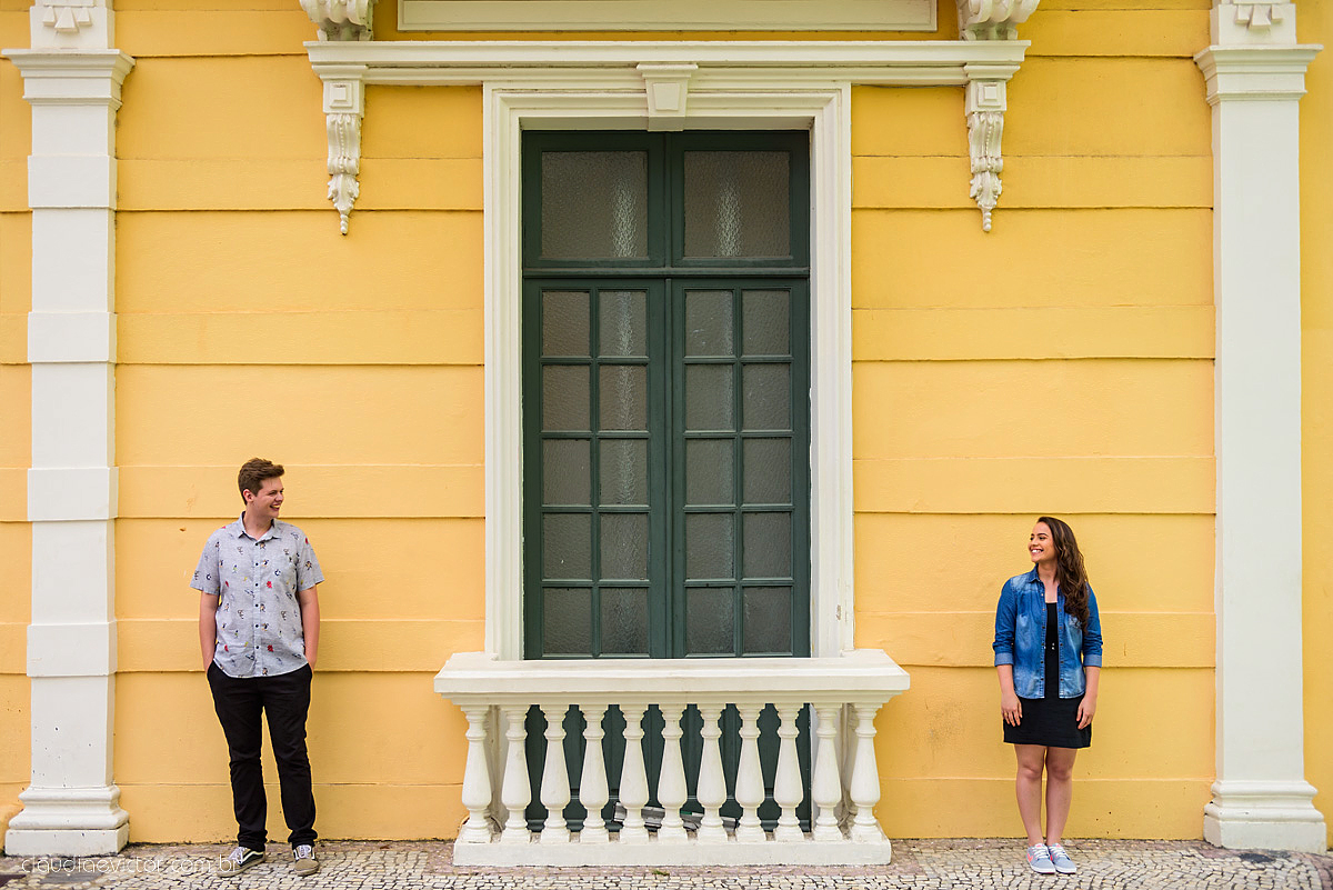 Lindo ensaio de casal urbano realizado na cidade alta centro de vitória por fotógrafos de casamento de vila velha fotógrafos de casamento de vitória fotógrafos de casamento de serra espírito santo ES com noivo e noiva