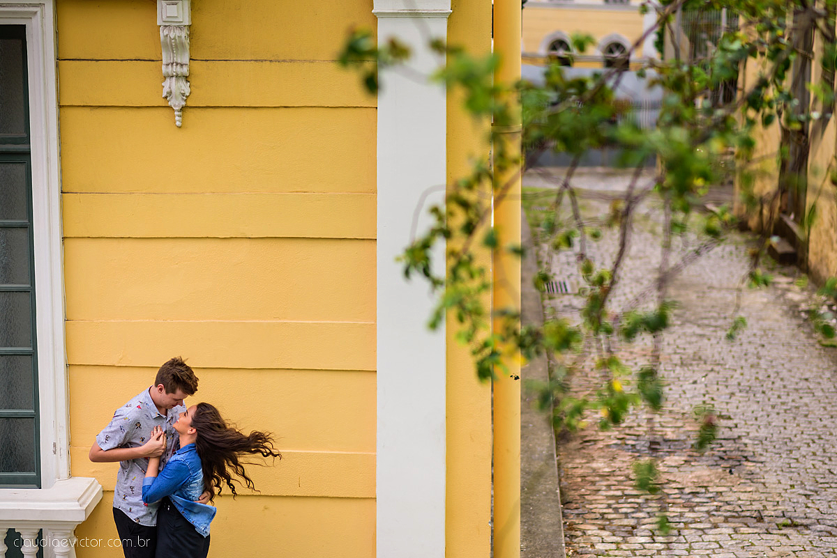 Lindo ensaio de casal urbano realizado na cidade alta centro de vitória por fotógrafos de casamento de vila velha fotógrafos de casamento de vitória fotógrafos de casamento de serra espírito santo ES com noivo e noiva