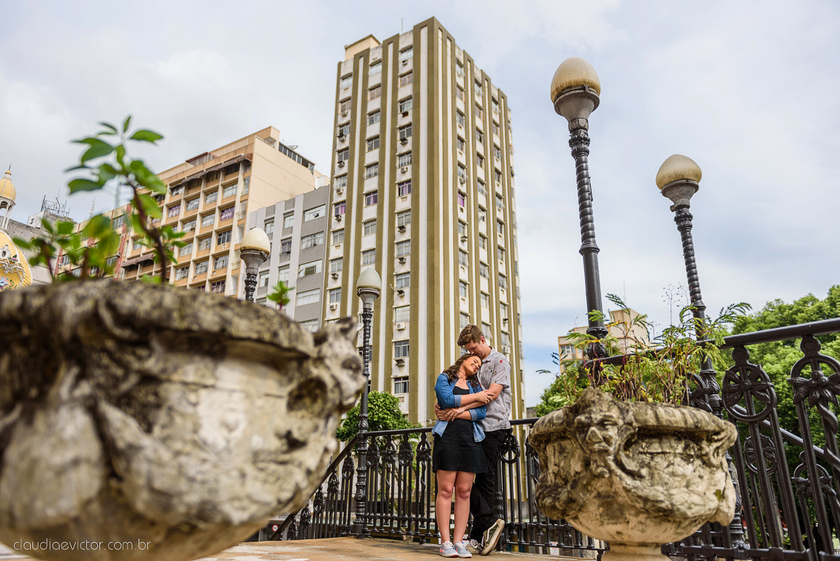 Lindo ensaio de casal urbano realizado na cidade alta centro de vitória por fotógrafos de casamento de vila velha fotógrafos de casamento de vitória fotógrafos de casamento de serra espírito santo ES com noivo e noiva