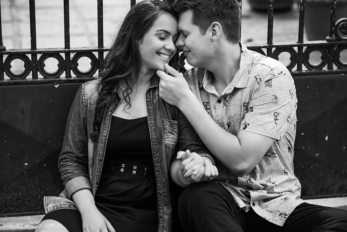 Lindo ensaio de casal urbano realizado na cidade alta centro de vitória por fotógrafos de casamento de vila velha fotógrafos de casamento de vitória fotógrafos de casamento de serra espírito santo ES com noivo e noiva