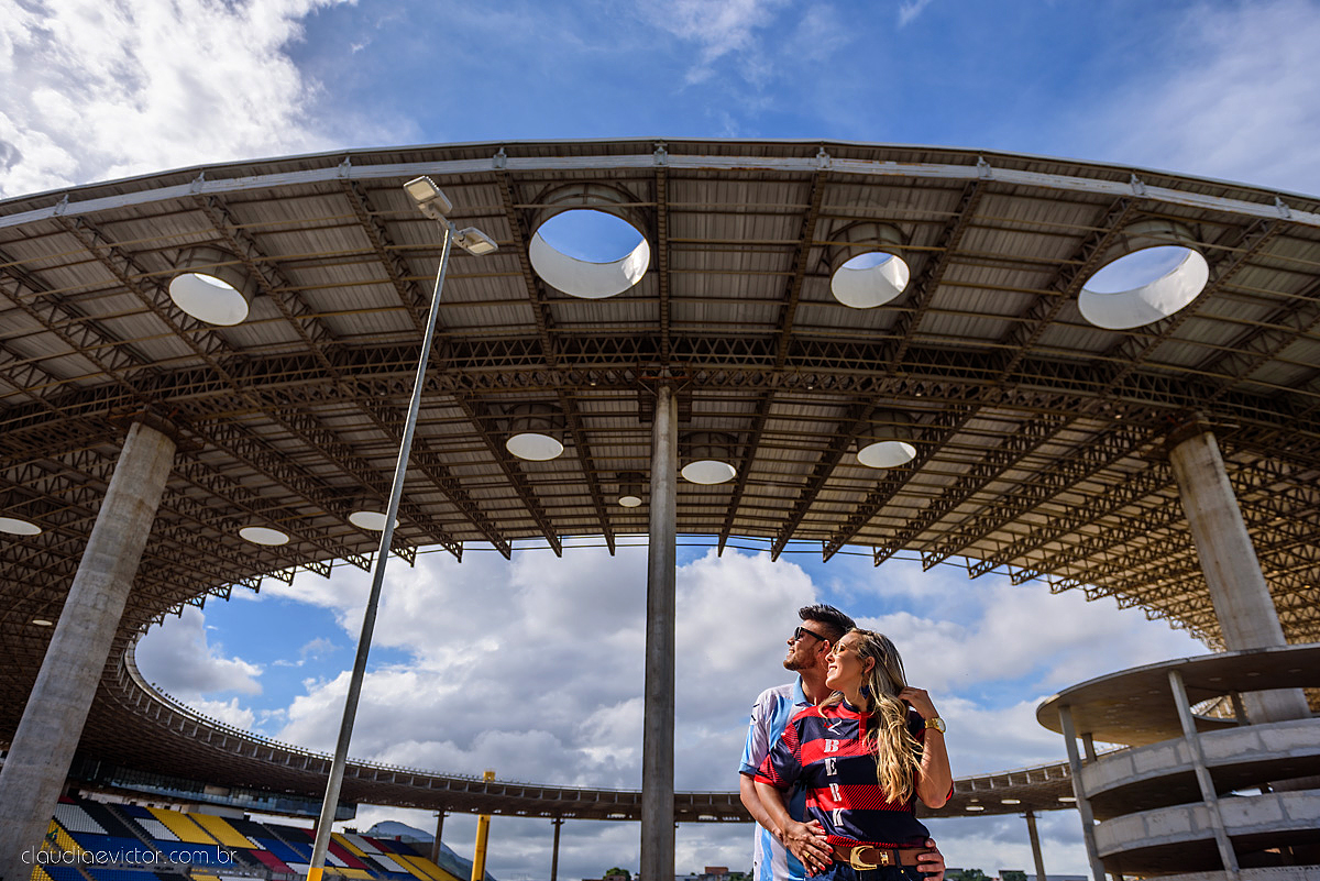 Lindo ensaio realizado no estádio Kleber Andrade em cariacica e guarapari com noivo e noiva por fotógrafos de casamento de vila velha fotógrafos de casamento de vitória fotógrafos de casamento de serra espirito santo ES