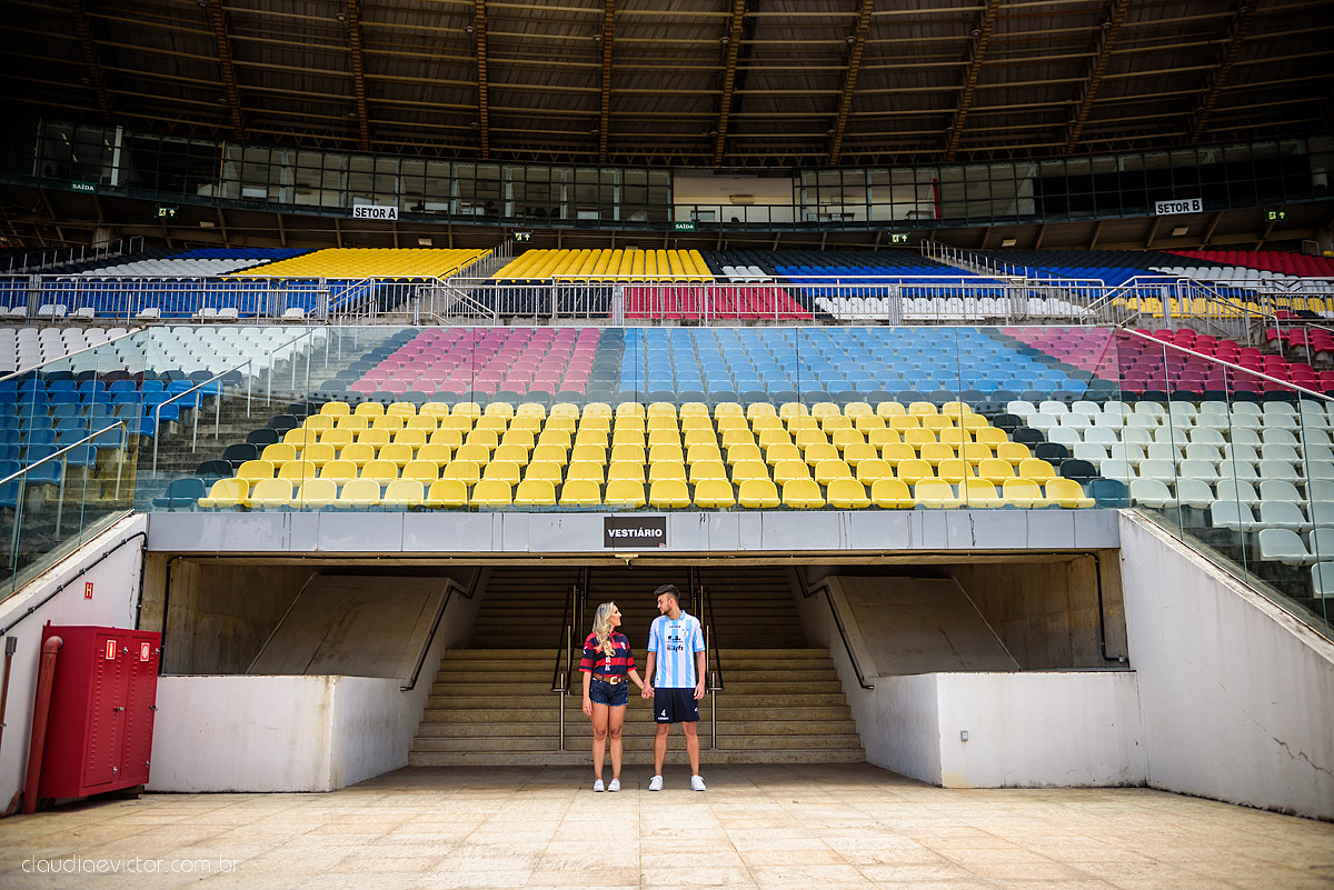 Lindo ensaio realizado no estádio Kleber Andrade em cariacica e guarapari com noivo e noiva por fotógrafos de casamento de vila velha fotógrafos de casamento de vitória fotógrafos de casamento de serra espirito santo ES