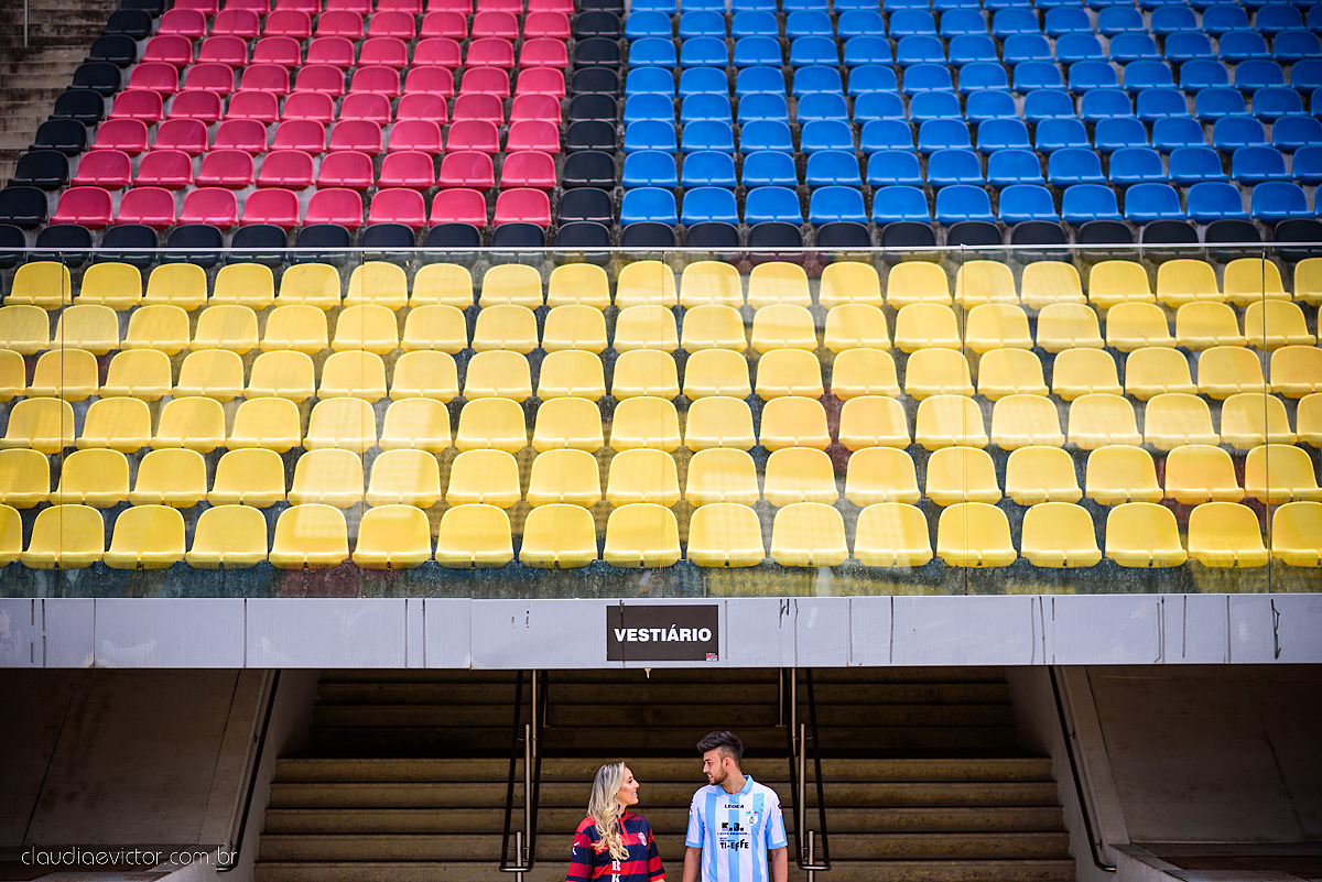 Lindo ensaio realizado no estádio Kleber Andrade em cariacica e guarapari com noivo e noiva por fotógrafos de casamento de vila velha fotógrafos de casamento de vitória fotógrafos de casamento de serra espirito santo ES