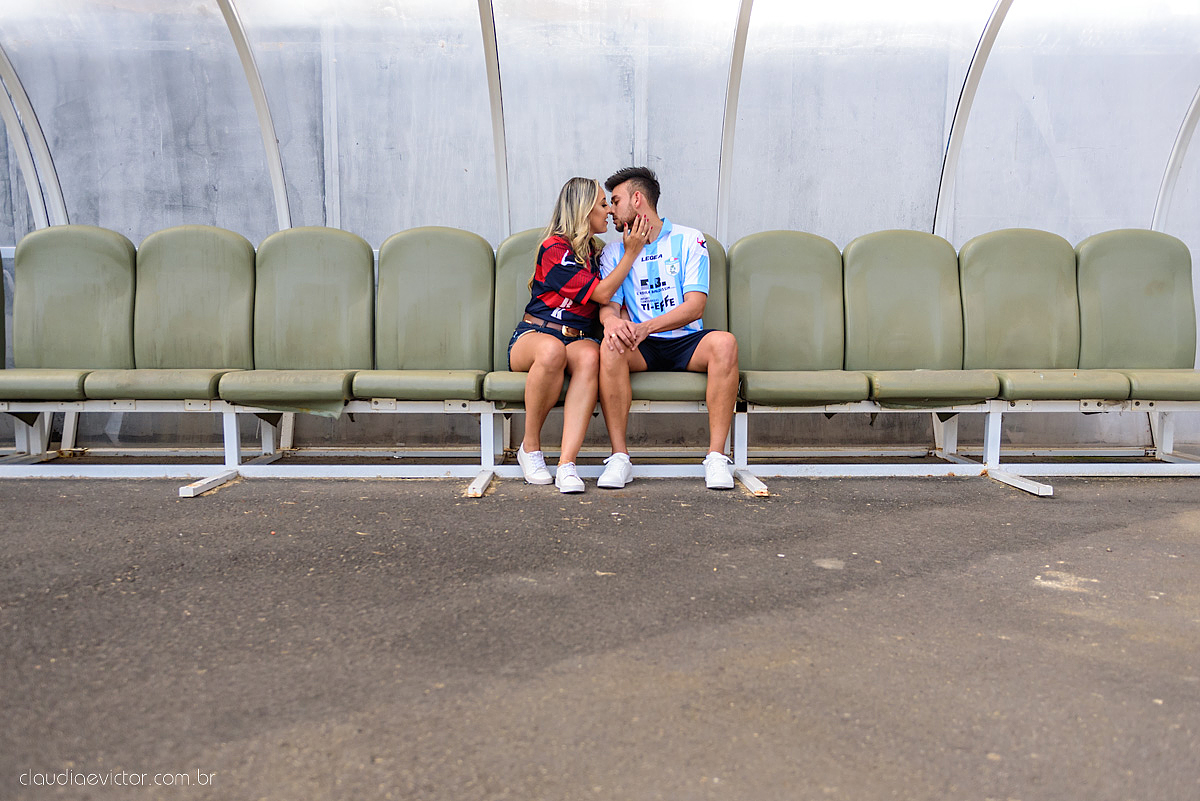 Lindo ensaio realizado no estádio Kleber Andrade em cariacica e guarapari com noivo e noiva por fotógrafos de casamento de vila velha fotógrafos de casamento de vitória fotógrafos de casamento de serra espirito santo ES