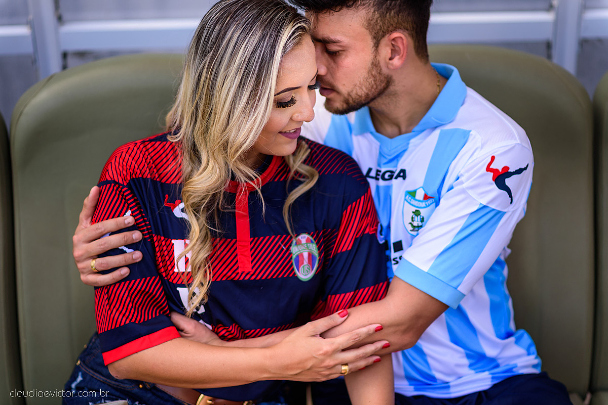 Lindo ensaio realizado no estádio Kleber Andrade em cariacica e guarapari com noivo e noiva por fotógrafos de casamento de vila velha fotógrafos de casamento de vitória fotógrafos de casamento de serra espirito santo ES