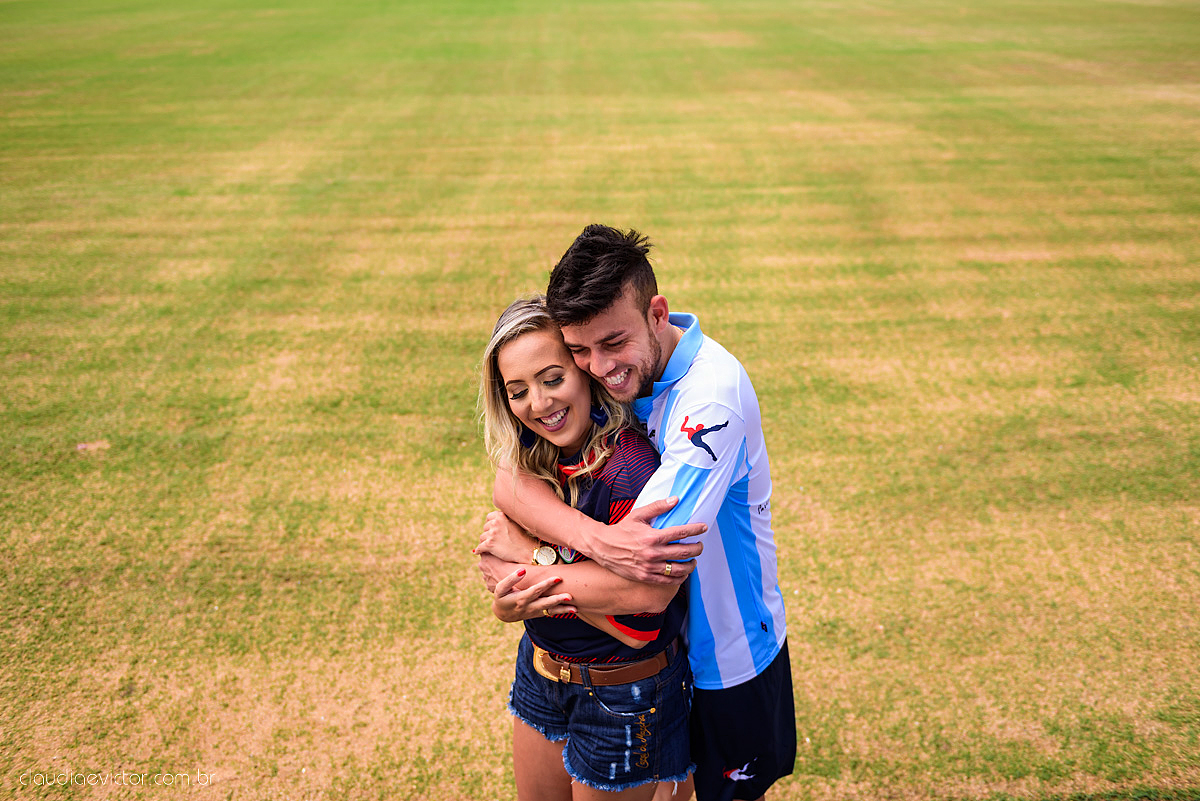 Lindo ensaio realizado no estádio Kleber Andrade em cariacica e guarapari com noivo e noiva por fotógrafos de casamento de vila velha fotógrafos de casamento de vitória fotógrafos de casamento de serra espirito santo ES