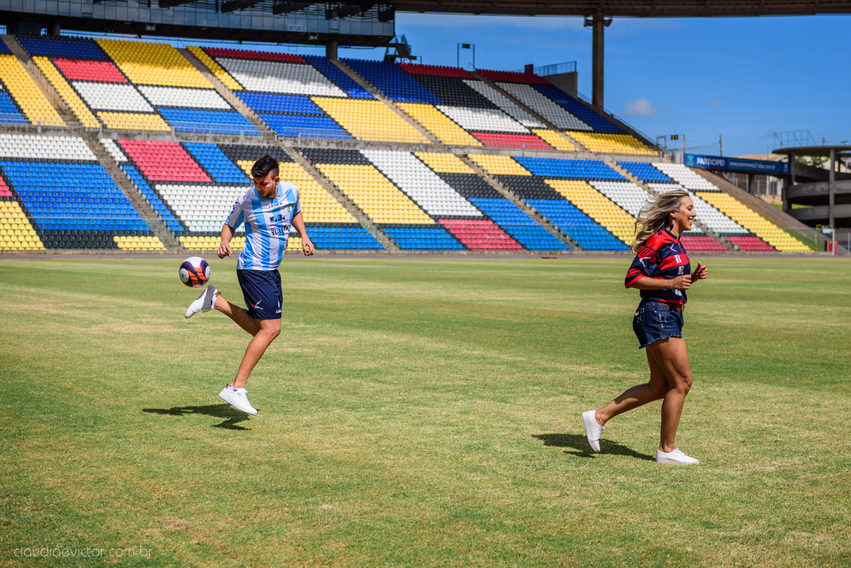 Lindo ensaio realizado no estádio Kleber Andrade em cariacica e guarapari com noivo e noiva por fotógrafos de casamento de vila velha fotógrafos de casamento de vitória fotógrafos de casamento de serra espirito santo ES