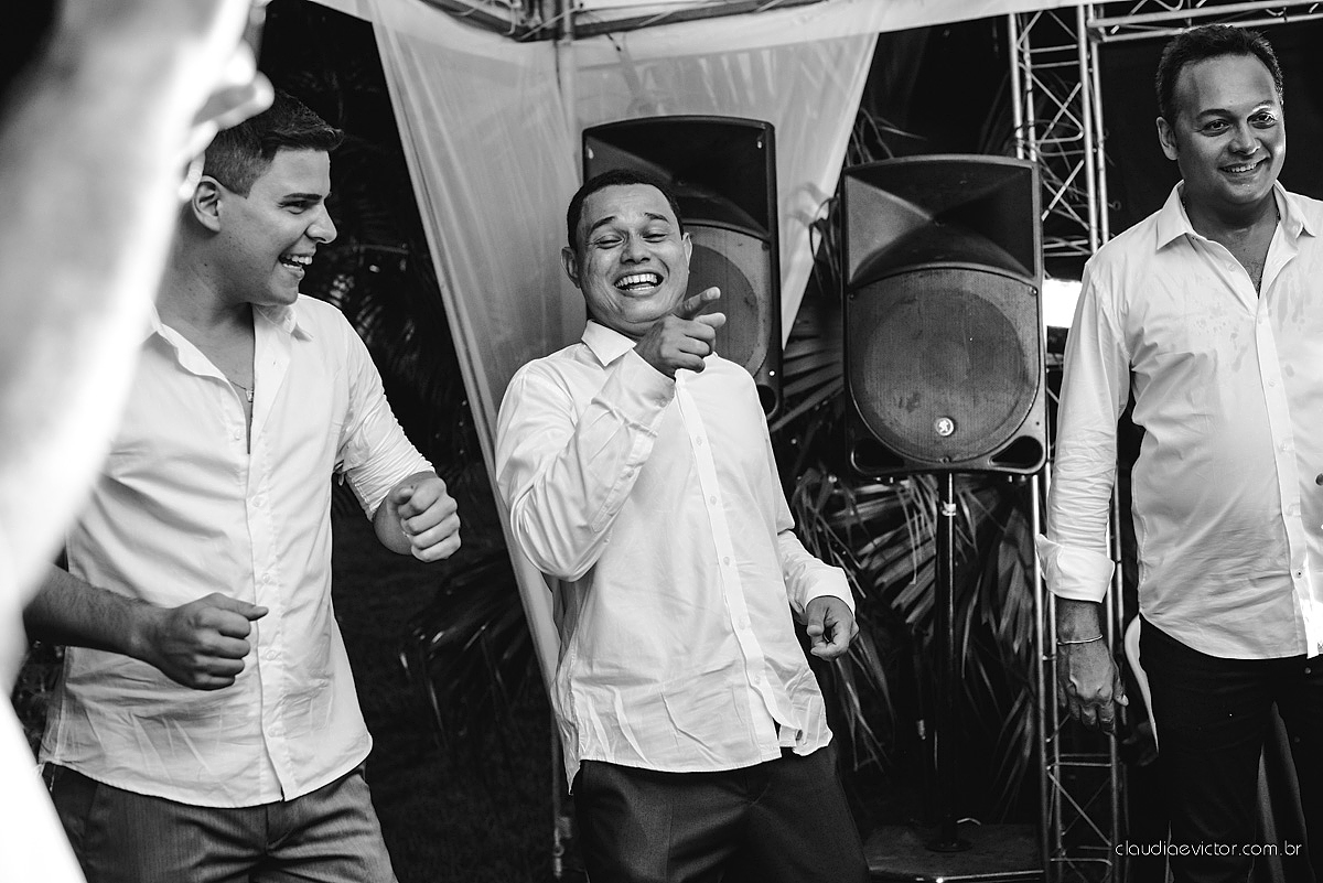 lindo casamento ao ar livre realizado no sitio aldeia do coco em cariacica por fotógrafos de casamento de vila velha fotógrafos de casamento de vitória fotógrafos de casamento de serra espirito santo ES com noivo noiva vestido de noiva e por do sol