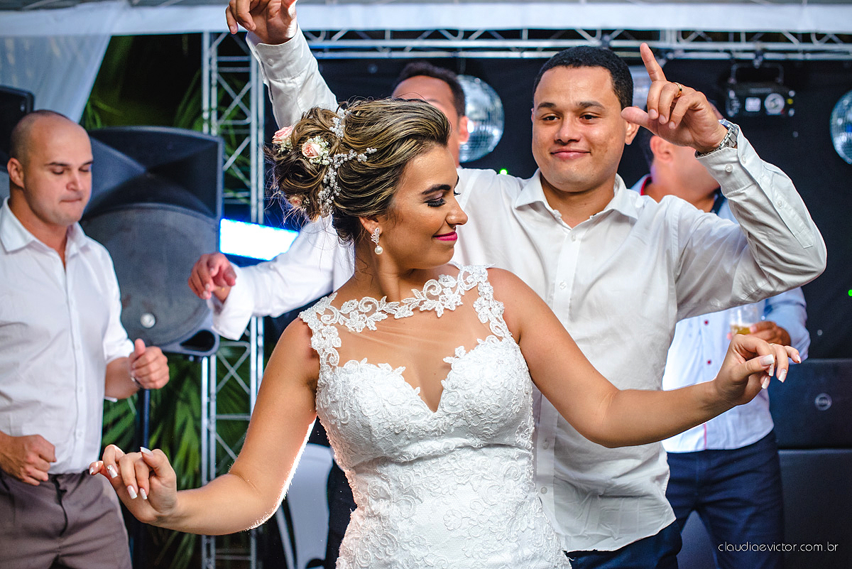 lindo casamento ao ar livre realizado no sitio aldeia do coco em cariacica por fotógrafos de casamento de vila velha fotógrafos de casamento de vitória fotógrafos de casamento de serra espirito santo ES com noivo noiva vestido de noiva e por do sol