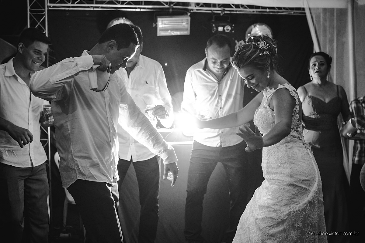 lindo casamento ao ar livre realizado no sitio aldeia do coco em cariacica por fotógrafos de casamento de vila velha fotógrafos de casamento de vitória fotógrafos de casamento de serra espirito santo ES com noivo noiva vestido de noiva e por do sol