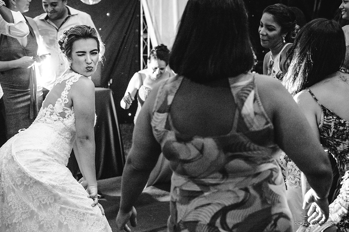 lindo casamento ao ar livre realizado no sitio aldeia do coco em cariacica por fotógrafos de casamento de vila velha fotógrafos de casamento de vitória fotógrafos de casamento de serra espirito santo ES com noivo noiva vestido de noiva e por do sol