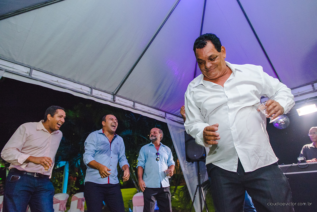 lindo casamento ao ar livre realizado no sitio aldeia do coco em cariacica por fotógrafos de casamento de vila velha fotógrafos de casamento de vitória fotógrafos de casamento de serra espirito santo ES com noivo noiva vestido de noiva e por do sol