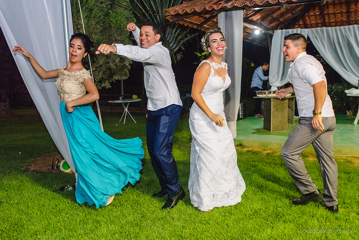 lindo casamento ao ar livre realizado no sitio aldeia do coco em cariacica por fotógrafos de casamento de vila velha fotógrafos de casamento de vitória fotógrafos de casamento de serra espirito santo ES com noivo noiva vestido de noiva e por do sol
