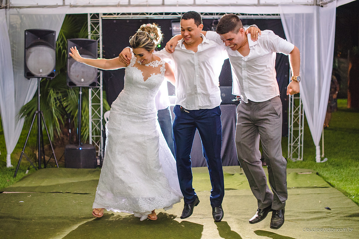 lindo casamento ao ar livre realizado no sitio aldeia do coco em cariacica por fotógrafos de casamento de vila velha fotógrafos de casamento de vitória fotógrafos de casamento de serra espirito santo ES com noivo noiva vestido de noiva e por do sol