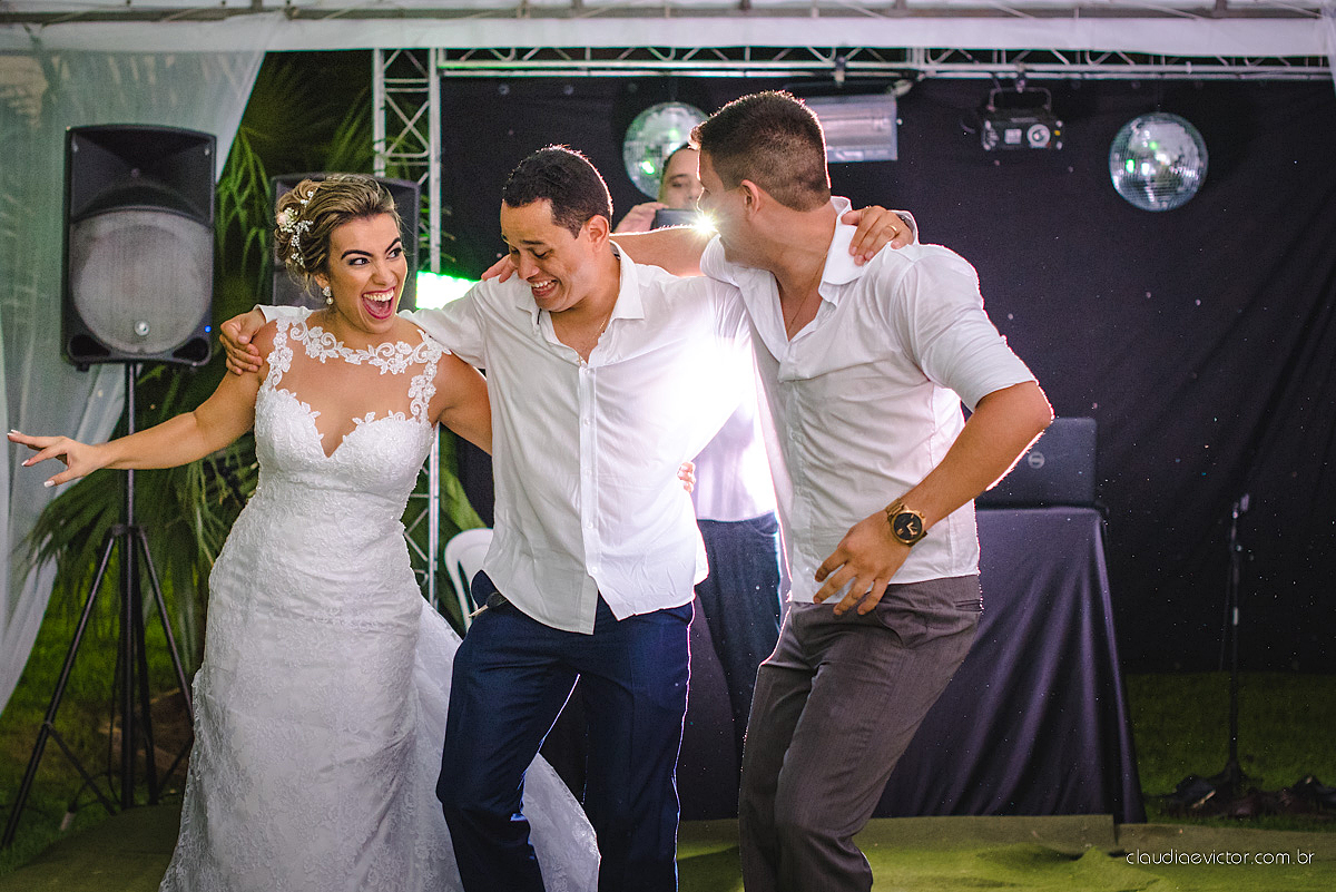 lindo casamento ao ar livre realizado no sitio aldeia do coco em cariacica por fotógrafos de casamento de vila velha fotógrafos de casamento de vitória fotógrafos de casamento de serra espirito santo ES com noivo noiva vestido de noiva e por do sol