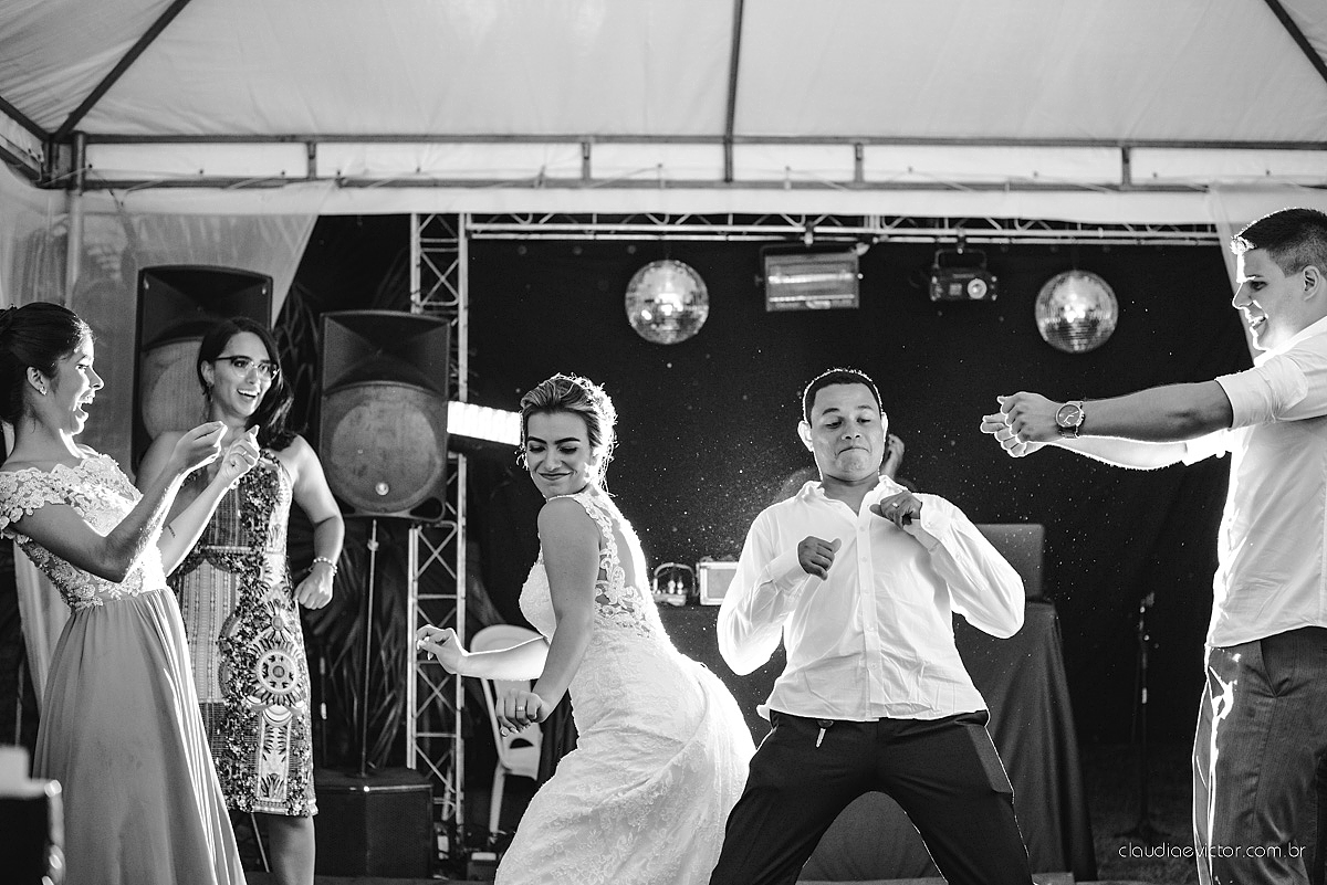 lindo casamento ao ar livre realizado no sitio aldeia do coco em cariacica por fotógrafos de casamento de vila velha fotógrafos de casamento de vitória fotógrafos de casamento de serra espirito santo ES com noivo noiva vestido de noiva e por do sol