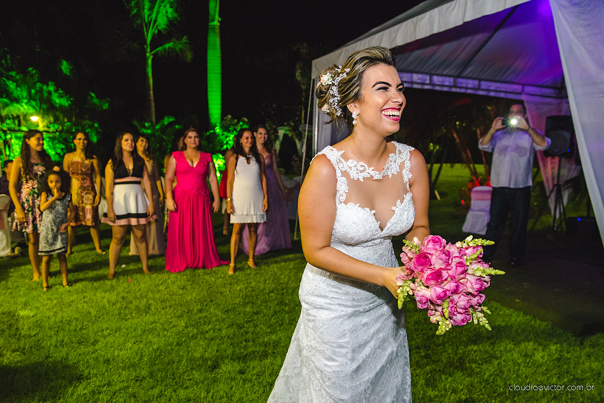 lindo casamento ao ar livre realizado no sitio aldeia do coco em cariacica por fotógrafos de casamento de vila velha fotógrafos de casamento de vitória fotógrafos de casamento de serra espirito santo ES com noivo noiva vestido de noiva e por do sol