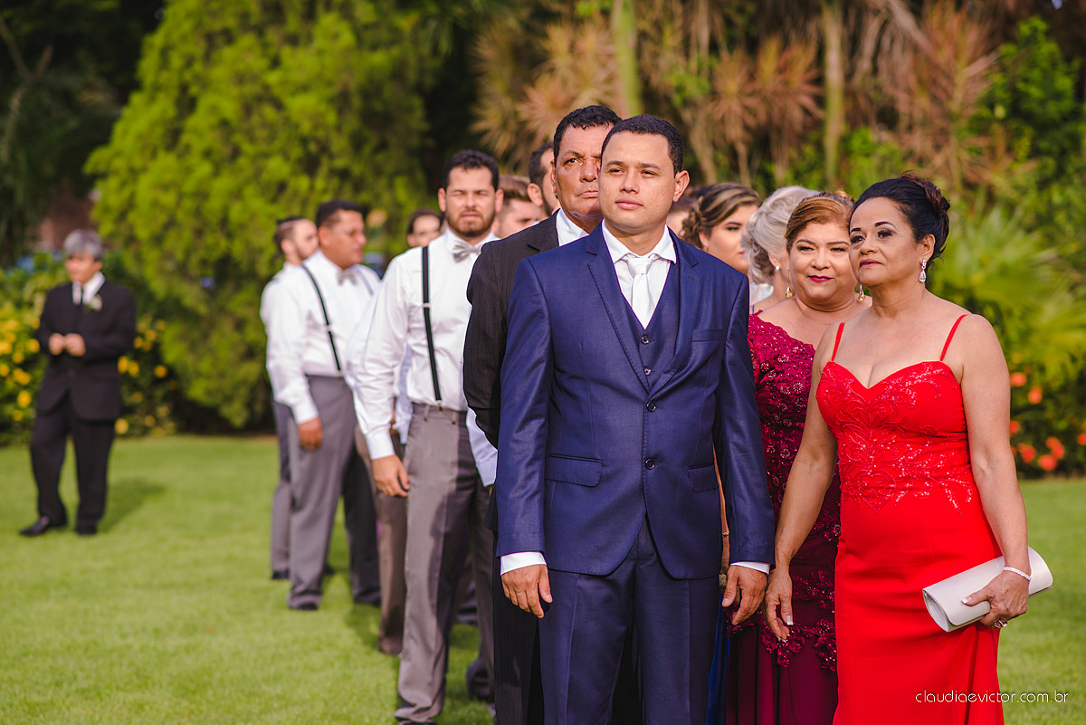 lindo casamento ao ar livre realizado no sitio aldeia do coco em cariacica por fotógrafos de casamento de vila velha fotógrafos de casamento de vitória fotógrafos de casamento de serra espirito santo ES com noivo noiva vestido de noiva e por do sol