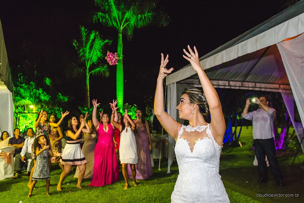 lindo casamento ao ar livre realizado no sitio aldeia do coco em cariacica por fotógrafos de casamento de vila velha fotógrafos de casamento de vitória fotógrafos de casamento de serra espirito santo ES com noivo noiva vestido de noiva e por do sol