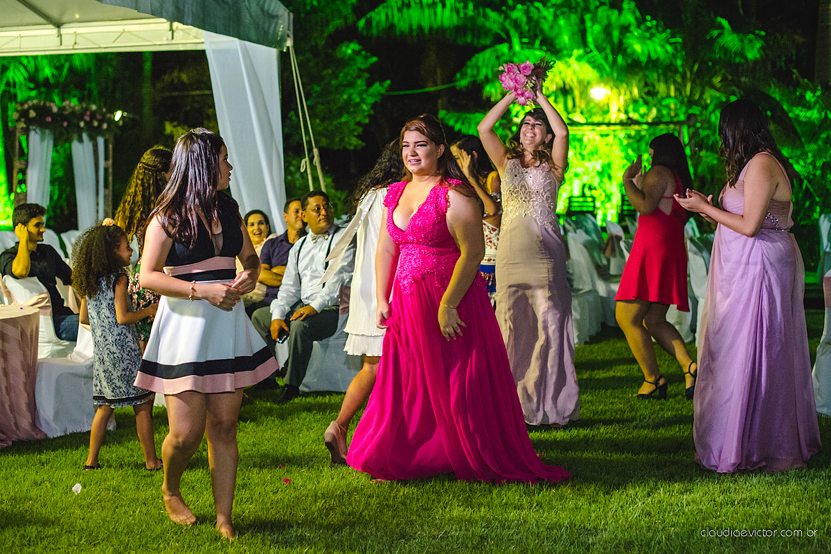 lindo casamento ao ar livre realizado no sitio aldeia do coco em cariacica por fotógrafos de casamento de vila velha fotógrafos de casamento de vitória fotógrafos de casamento de serra espirito santo ES com noivo noiva vestido de noiva e por do sol