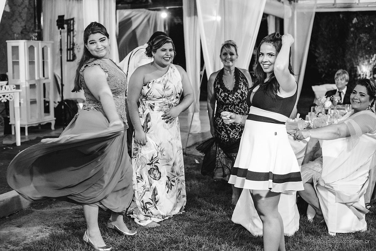 lindo casamento ao ar livre realizado no sitio aldeia do coco em cariacica por fotógrafos de casamento de vila velha fotógrafos de casamento de vitória fotógrafos de casamento de serra espirito santo ES com noivo noiva vestido de noiva e por do sol