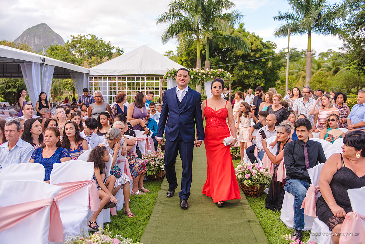 lindo casamento ao ar livre realizado no sitio aldeia do coco em cariacica por fotógrafos de casamento de vila velha fotógrafos de casamento de vitória fotógrafos de casamento de serra espirito santo ES com noivo noiva vestido de noiva e por do sol