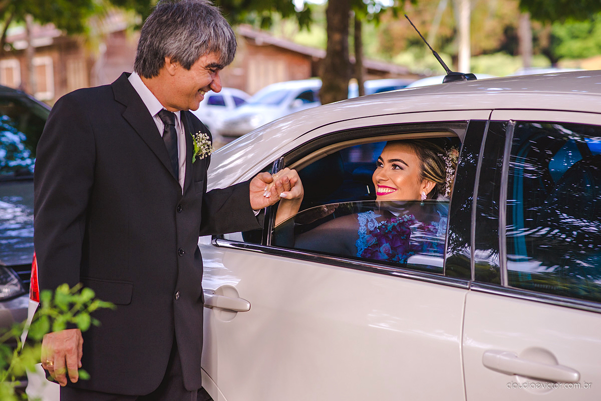 lindo casamento ao ar livre realizado no sitio aldeia do coco em cariacica por fotógrafos de casamento de vila velha fotógrafos de casamento de vitória fotógrafos de casamento de serra espirito santo ES com noivo noiva vestido de noiva e por do sol