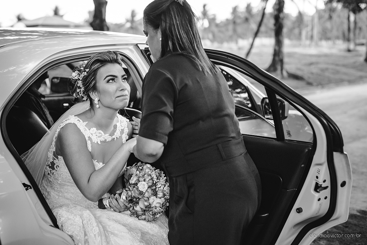lindo casamento ao ar livre realizado no sitio aldeia do coco em cariacica por fotógrafos de casamento de vila velha fotógrafos de casamento de vitória fotógrafos de casamento de serra espirito santo ES com noivo noiva vestido de noiva e por do sol