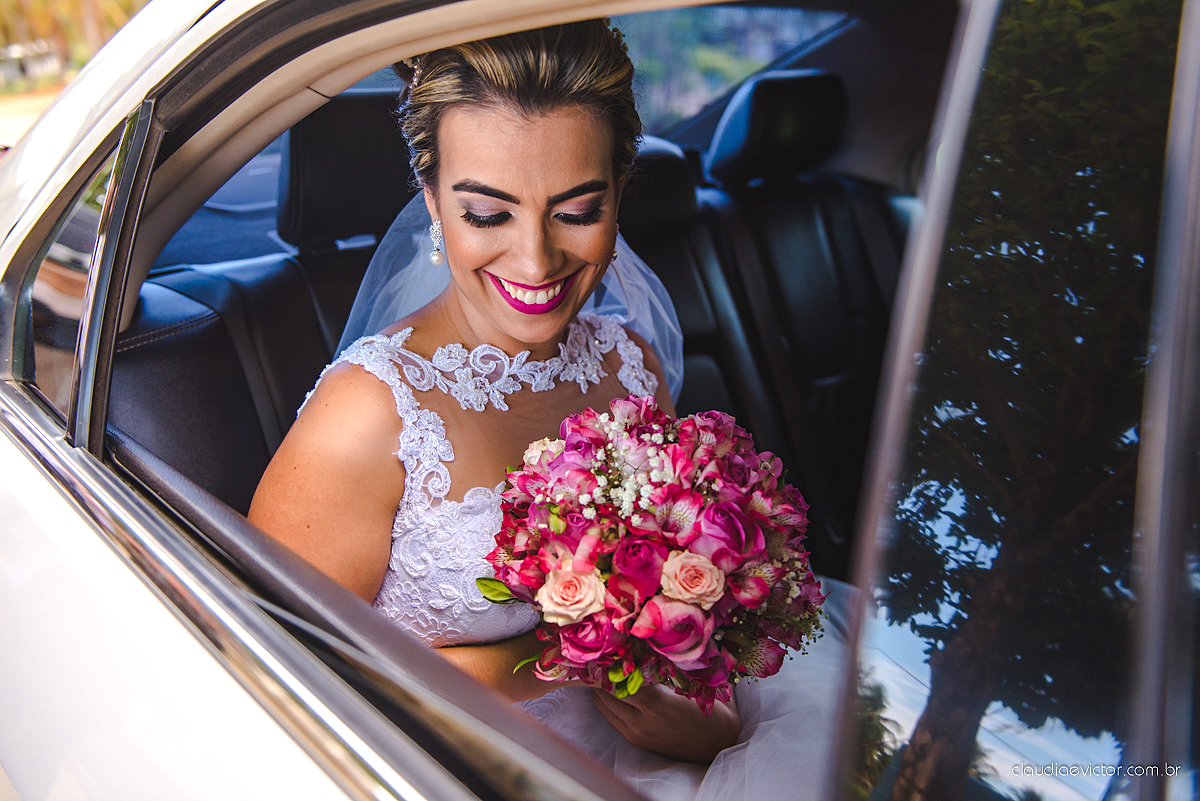 lindo casamento ao ar livre realizado no sitio aldeia do coco em cariacica por fotógrafos de casamento de vila velha fotógrafos de casamento de vitória fotógrafos de casamento de serra espirito santo ES com noivo noiva vestido de noiva e por do sol