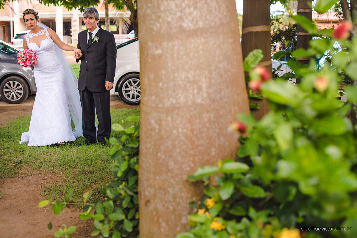 lindo casamento ao ar livre realizado no sitio aldeia do coco em cariacica por fotógrafos de casamento de vila velha fotógrafos de casamento de vitória fotógrafos de casamento de serra espirito santo ES com noivo noiva vestido de noiva e por do sol