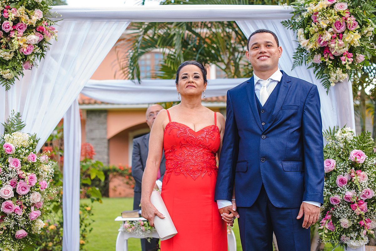 lindo casamento ao ar livre realizado no sitio aldeia do coco em cariacica por fotógrafos de casamento de vila velha fotógrafos de casamento de vitória fotógrafos de casamento de serra espirito santo ES com noivo noiva vestido de noiva e por do sol