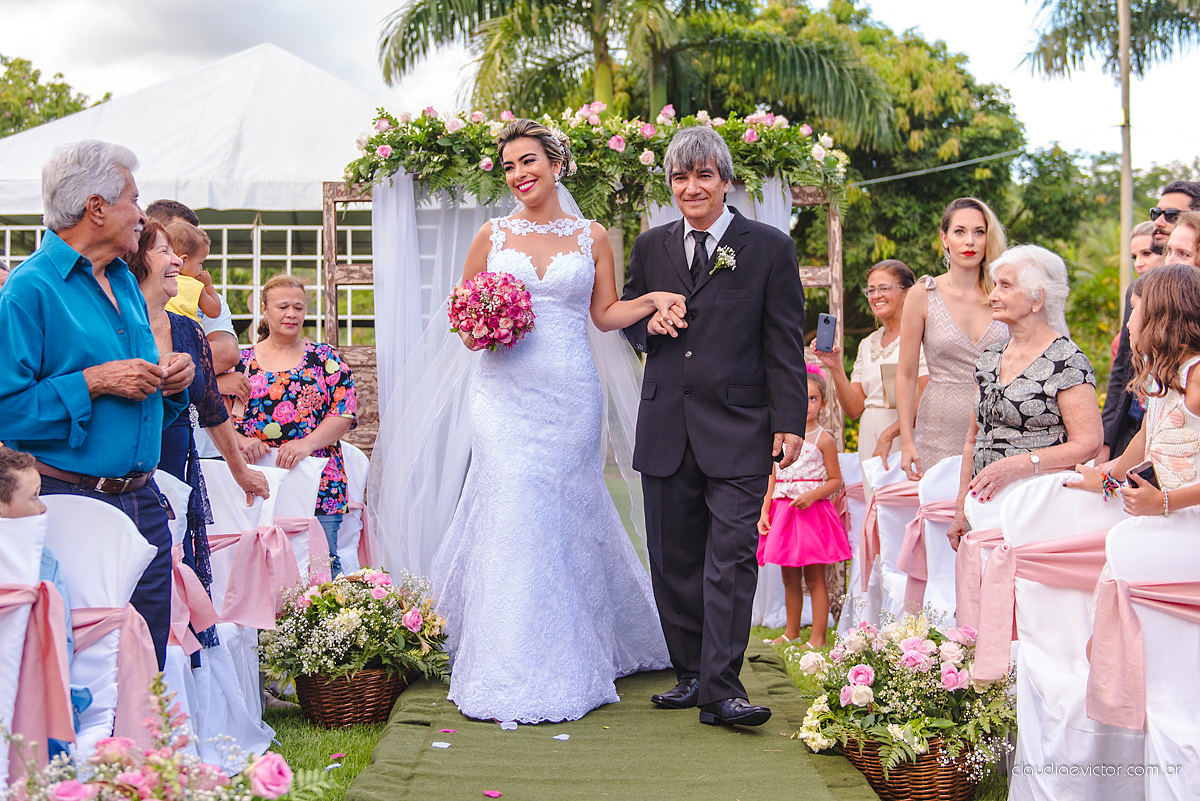 lindo casamento ao ar livre realizado no sitio aldeia do coco em cariacica por fotógrafos de casamento de vila velha fotógrafos de casamento de vitória fotógrafos de casamento de serra espirito santo ES com noivo noiva vestido de noiva e por do sol
