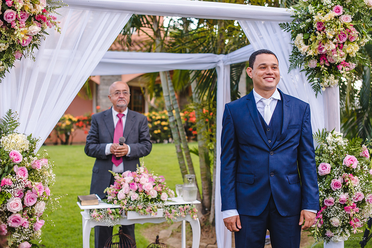 lindo casamento ao ar livre realizado no sitio aldeia do coco em cariacica por fotógrafos de casamento de vila velha fotógrafos de casamento de vitória fotógrafos de casamento de serra espirito santo ES com noivo noiva vestido de noiva e por do sol