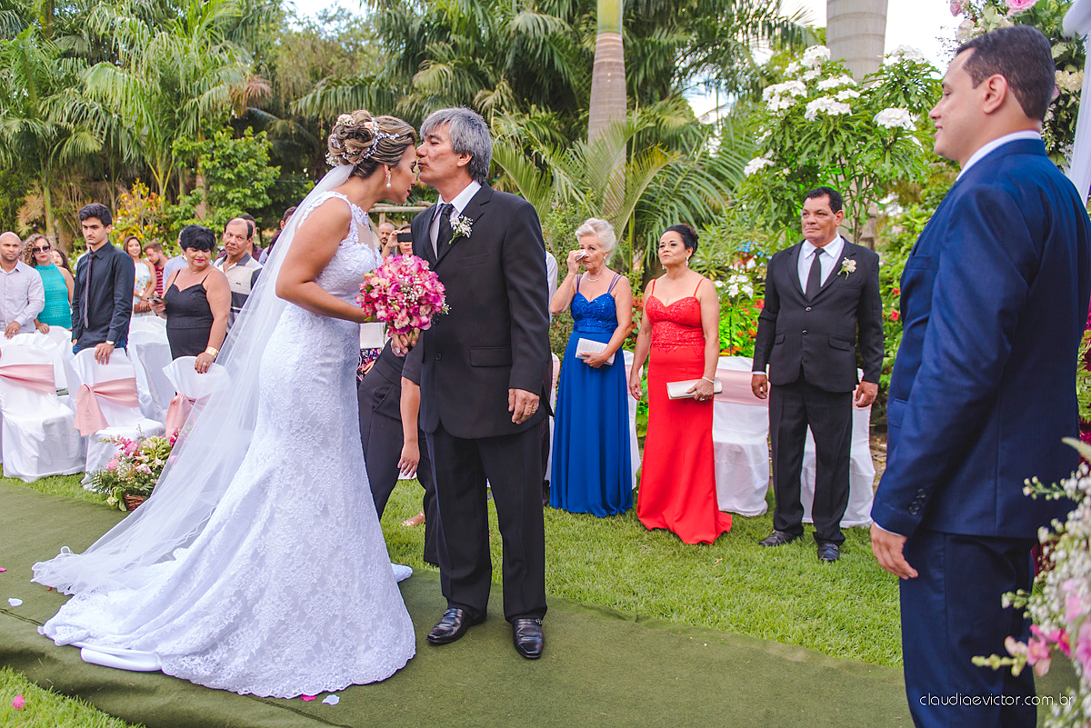 lindo casamento ao ar livre realizado no sitio aldeia do coco em cariacica por fotógrafos de casamento de vila velha fotógrafos de casamento de vitória fotógrafos de casamento de serra espirito santo ES com noivo noiva vestido de noiva e por do sol