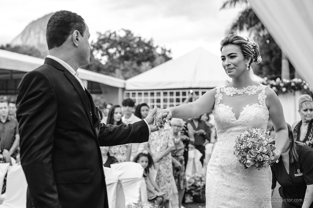 lindo casamento ao ar livre realizado no sitio aldeia do coco em cariacica por fotógrafos de casamento de vila velha fotógrafos de casamento de vitória fotógrafos de casamento de serra espirito santo ES com noivo noiva vestido de noiva e por do sol