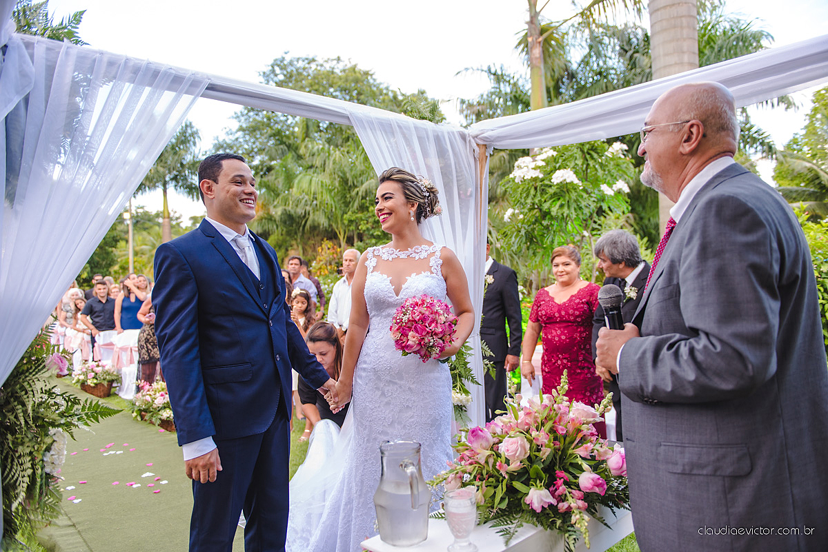 lindo casamento ao ar livre realizado no sitio aldeia do coco em cariacica por fotógrafos de casamento de vila velha fotógrafos de casamento de vitória fotógrafos de casamento de serra espirito santo ES com noivo noiva vestido de noiva e por do sol