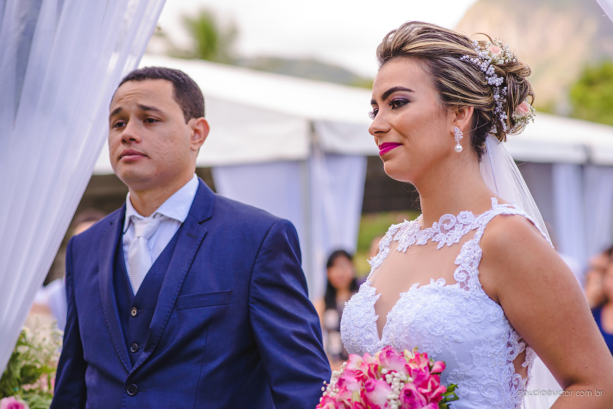 lindo casamento ao ar livre realizado no sitio aldeia do coco em cariacica por fotógrafos de casamento de vila velha fotógrafos de casamento de vitória fotógrafos de casamento de serra espirito santo ES com noivo noiva vestido de noiva e por do sol