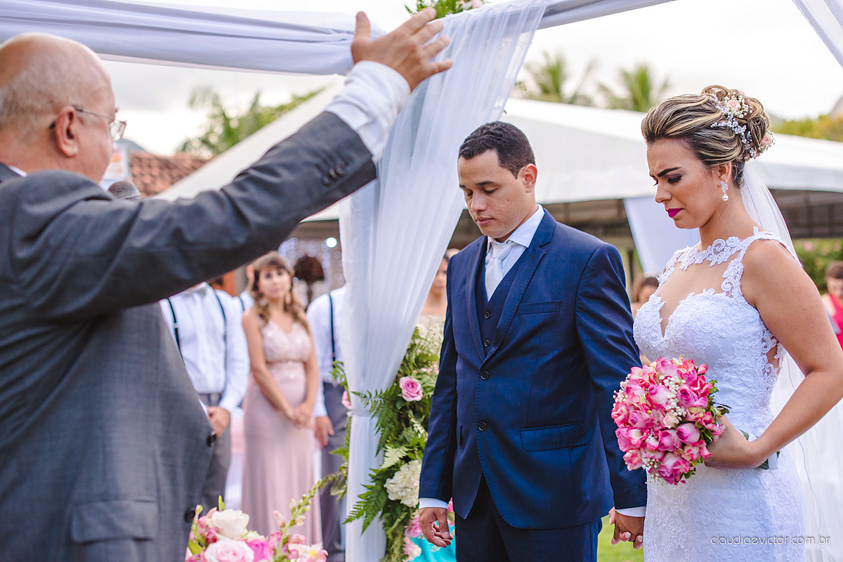 lindo casamento ao ar livre realizado no sitio aldeia do coco em cariacica por fotógrafos de casamento de vila velha fotógrafos de casamento de vitória fotógrafos de casamento de serra espirito santo ES com noivo noiva vestido de noiva e por do sol
