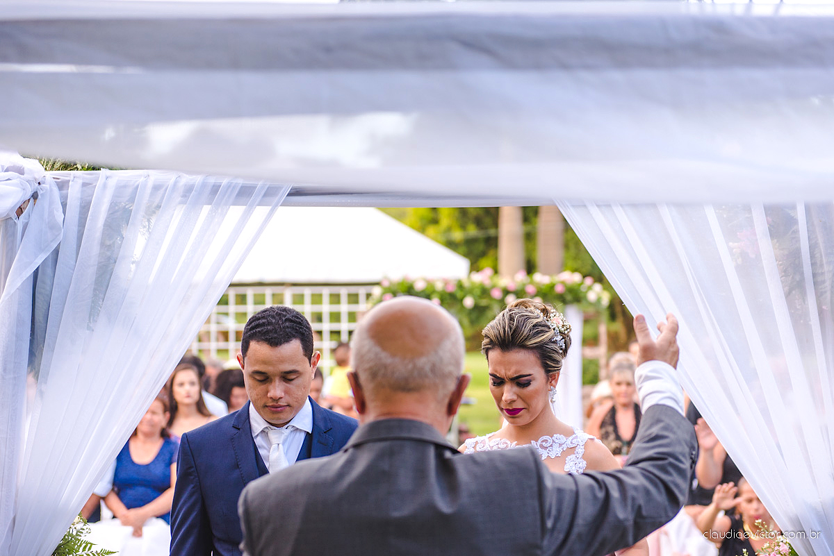 lindo casamento ao ar livre realizado no sitio aldeia do coco em cariacica por fotógrafos de casamento de vila velha fotógrafos de casamento de vitória fotógrafos de casamento de serra espirito santo ES com noivo noiva vestido de noiva e por do sol