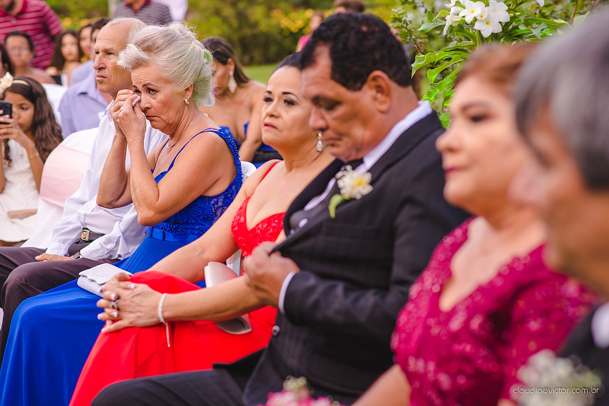 lindo casamento ao ar livre realizado no sitio aldeia do coco em cariacica por fotógrafos de casamento de vila velha fotógrafos de casamento de vitória fotógrafos de casamento de serra espirito santo ES com noivo noiva vestido de noiva e por do sol