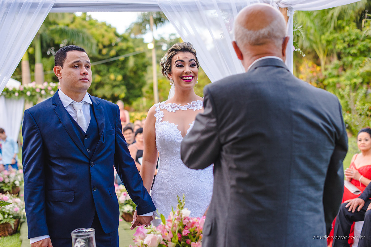 lindo casamento ao ar livre realizado no sitio aldeia do coco em cariacica por fotógrafos de casamento de vila velha fotógrafos de casamento de vitória fotógrafos de casamento de serra espirito santo ES com noivo noiva vestido de noiva e por do sol