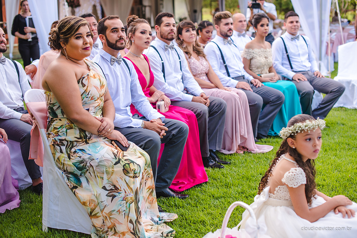 lindo casamento ao ar livre realizado no sitio aldeia do coco em cariacica por fotógrafos de casamento de vila velha fotógrafos de casamento de vitória fotógrafos de casamento de serra espirito santo ES com noivo noiva vestido de noiva e por do sol