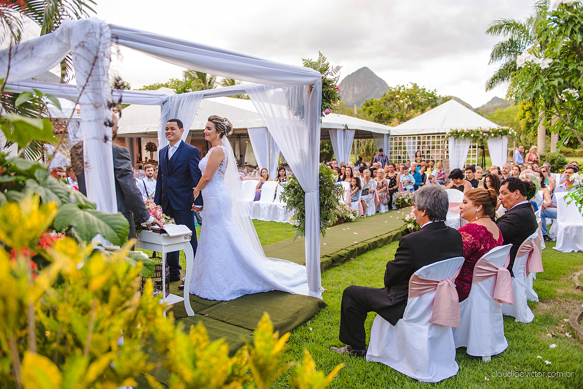 lindo casamento ao ar livre realizado no sitio aldeia do coco em cariacica por fotógrafos de casamento de vila velha fotógrafos de casamento de vitória fotógrafos de casamento de serra espirito santo ES com noivo noiva vestido de noiva e por do sol
