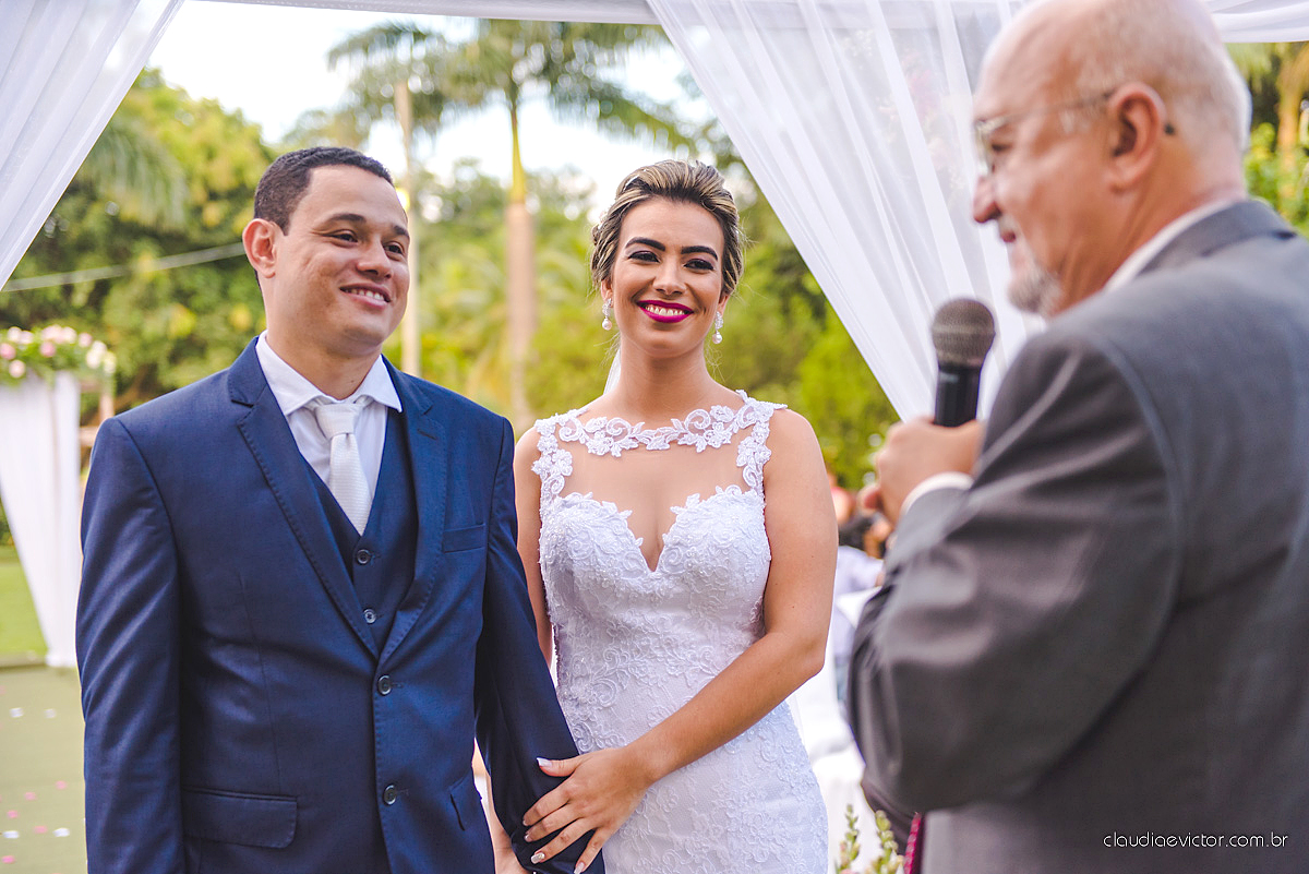lindo casamento ao ar livre realizado no sitio aldeia do coco em cariacica por fotógrafos de casamento de vila velha fotógrafos de casamento de vitória fotógrafos de casamento de serra espirito santo ES com noivo noiva vestido de noiva e por do sol