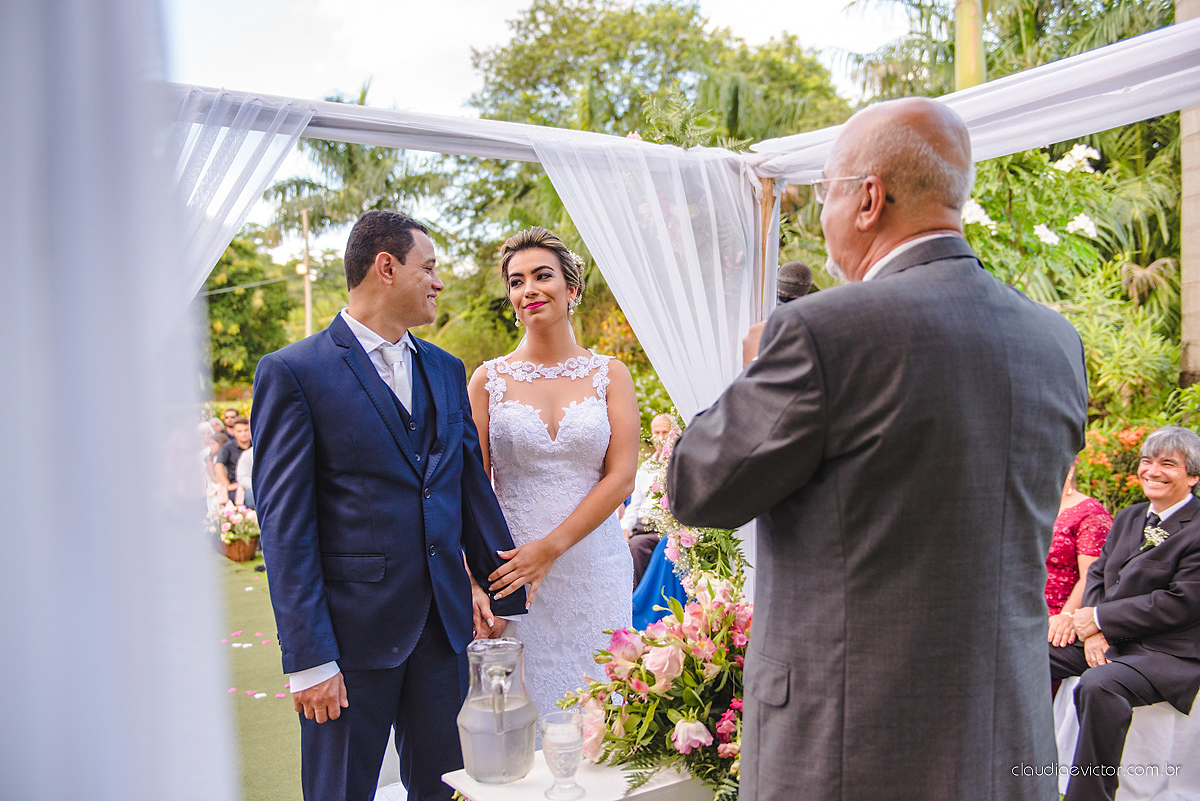 lindo casamento ao ar livre realizado no sitio aldeia do coco em cariacica por fotógrafos de casamento de vila velha fotógrafos de casamento de vitória fotógrafos de casamento de serra espirito santo ES com noivo noiva vestido de noiva e por do sol